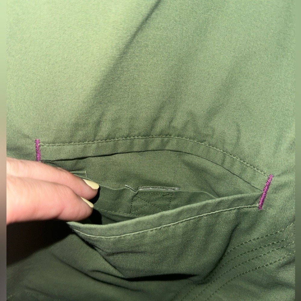 π« Olive green stretch two-pocket scrub top medium - Picture 2 of 6